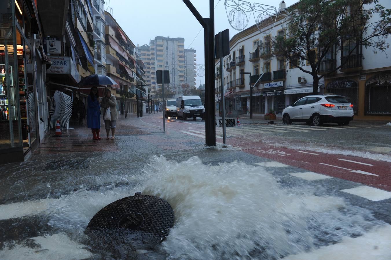 El agua fluye por una arqueta en la avenida Nabeul.