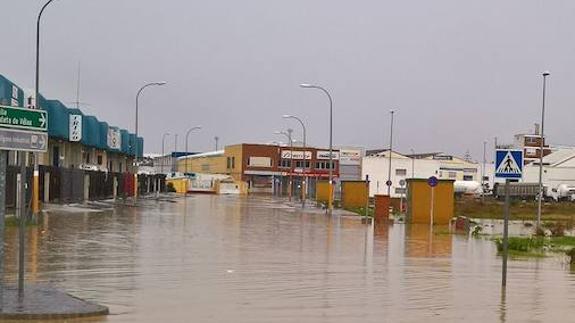 Calles inundadas en el polígono Guadalhorce hoy.