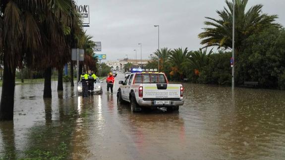 Operarios, en medio de una gran balsa de agua.