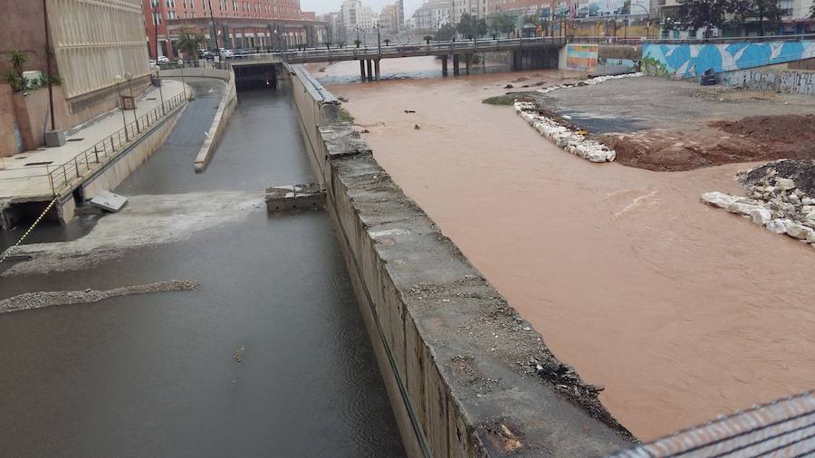 El puente del Guadalmedina, esta mañana.