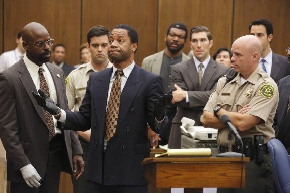 Fotograma de la serie, que aborda también el problema del racismo, la justicia y la voracidad de los medios de comunicación. 
