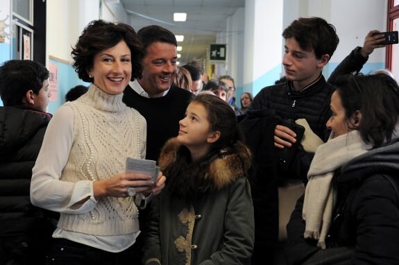 Renzi, con su esposa y sus tres hijos, en el colegio electoral de Florencia en el que depositó su voto para el referéndum. :: p. lo debole / reuters