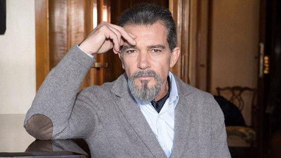 Antonio Banderas, caracterizado como Andrea Bocelli. 