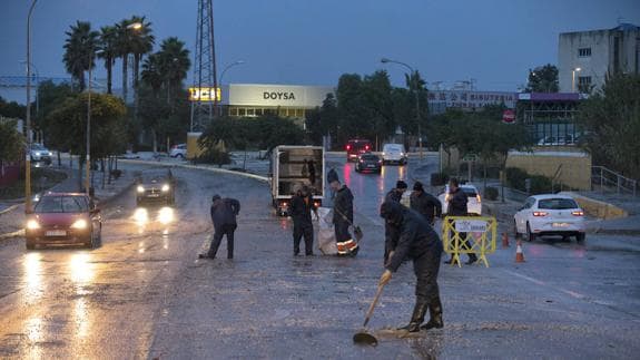 Los operarios de los polígonos se afanaron ayer para dejar las carreteras limpias. 