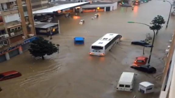 Aspecto de la calle Héroe de Sostoa, a la altura de la gasolinera Alaska, instantes después de que descargara la tromba de agua. 