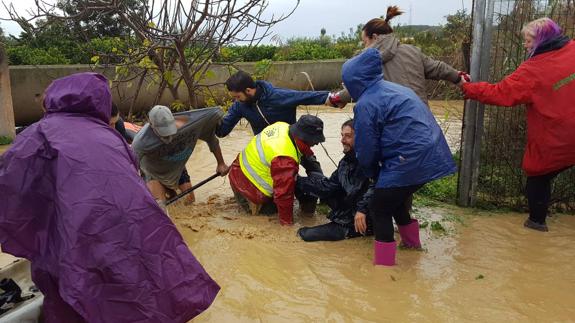 El redactor gráfico de SUR Pedro Quero, arrastrado unos metros por el agua