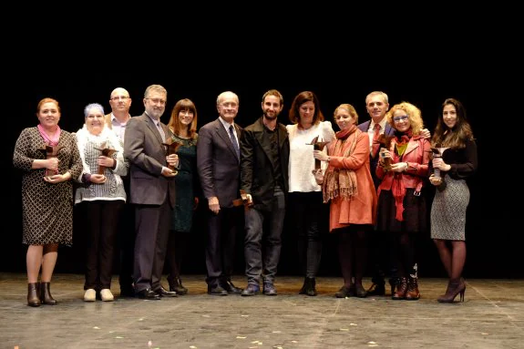 Foto de familia de los premiados, con De la Torre y Rovira. :: sur