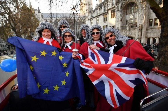 Miembros procomunitarios del movimiento 'Britain for Europe' se concentraron ayer ante el Tribunal Supremo, en Londres. :: B. S. / AFP