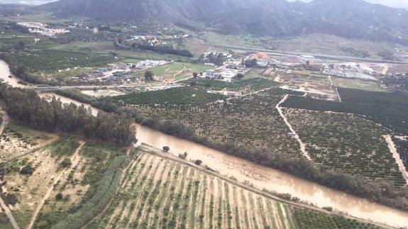 Imagen de la zona del Guadalhorce tomada ayer desde el aire, donde se aprecian los cultivos anegados por el agua y el barro.