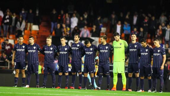 Los jugadores titulares del Málaga posan en Mestalla durante el minuto de silencio en memoria de los miembros del Chapecoense y de la exalcaldesa Rita Barberá. 