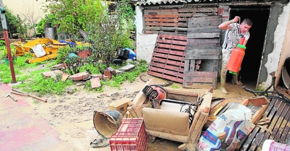 Destrozos causados en la barriada de Doña Ana (Cártama) tras la tromba del pasado fin de semana. :: Salvador Salas
