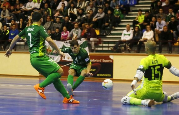 Claudio Da Silva remata en el partido de ayer. :: manuel lorenzo