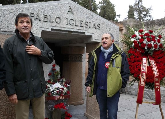 Javier Fernández y el secretario general de UGT, Pepe Álvarez, junto a la tumba de Pablo Iglesias. :: P. C. / EFE
