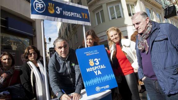 El PP de Málaga ha comenzado la recogida de firmas en la calle Larios.