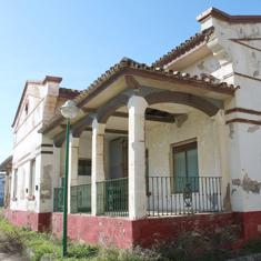 Imagen que presenta uno de los edificios del complejo, en este caso junto a las consultas externas.