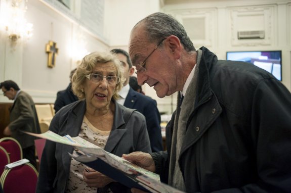 El alcalde de Málaga, Francisco de la Torre, junto a su homóloga en la ciudad de Madrid, Manuela Carmena, ayer en el Vaticano. :: efe