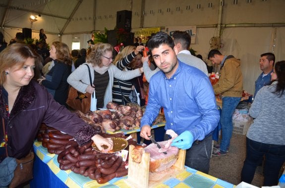 Los expositores daban a degustar productos como jamón. :: e. cabezas
