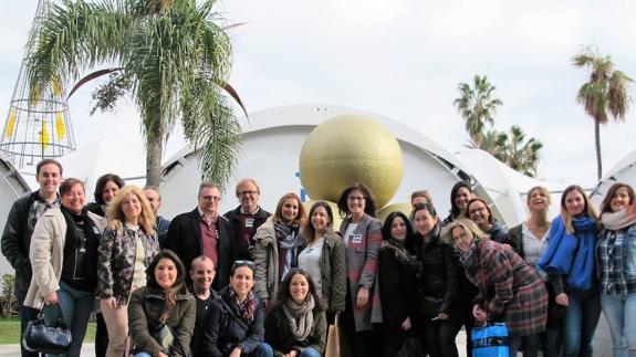 Los participantes en la 'quedada' de la UNED, en la Plaza de la Marina.