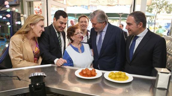 Íñigo Méndez de Vigo, en el bar Hermanos Rodríguez, junto a los dueños Pepa y Manuel Rodríguez, y los políticos Carolina España, Juanma Moreno y Elías Bendodo.