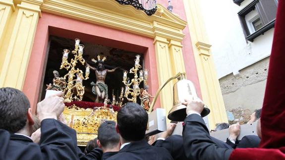 Salida del Cristo de la Agonía de la Hermandad de las Penas, que está intervenida por el Obispado desde enero del año pasado.