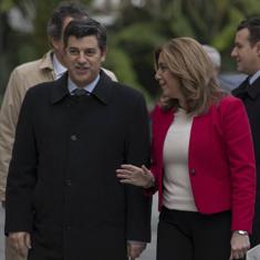 El ministro de Economía de Portugal y Susana Díaz, ayer en Sevilla.