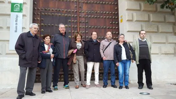 El primero en acceder al museo ha sido Federico Rodíguez (cuarto por la izquierda). 