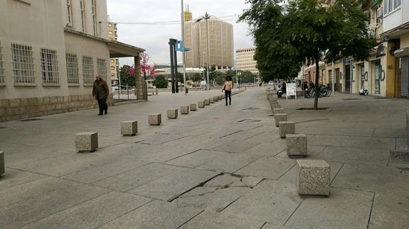 El pavimento en algunos tramos alrededor del centro está resquebrajado.