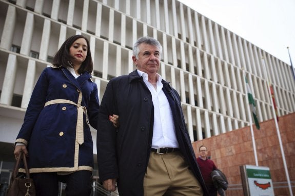 Roca, acompañado de su abogada, durante su primer permiso en el mes de noviembre. 