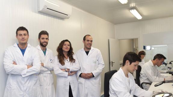 Ana Maroto, gerente de Domca, en el laboratorio de la compañía, con parte del equipo de investigadores.