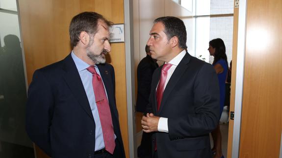 El portavoz de Ciudadanos, Gonzalo Sichar, junto a Elías Bendodo, en una imagen de archivo.