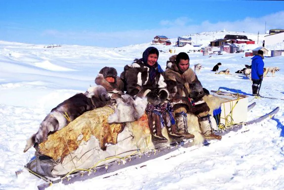 Una familia inuit del cabo Dorset (Canadá) en un trineo. :: Ansgar Walk