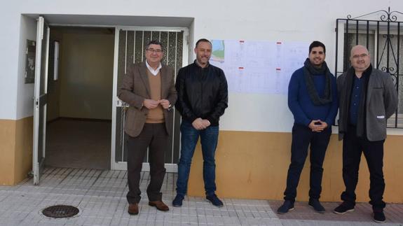 El alcalde veleño y el teniente torroxeño, este martes a las puertas del edificio 