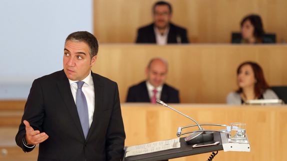 Bendodo, durante el pleno de esta mañana.