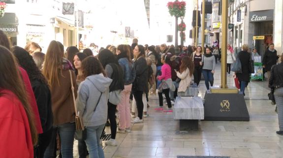 Colas registradas esta mañana para entrar en la tienda.