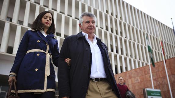 El exasesor urbanistico del Ayuntamiento de Marbella y cerebro de la operación Malaya, Juan Antonio Roca, acompañado de una de sus abogadas.