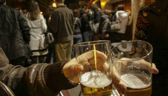 Sanidad plantea multas para padres "irresponsables" con el consumo de alcohol de sus hijos