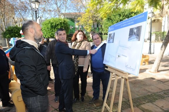 El alcalde José Bernal presentó ayer la obra a los vecinos de la zona. 