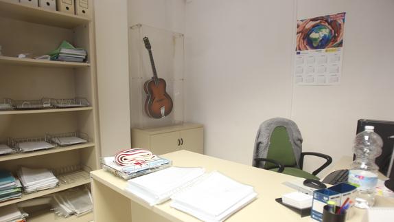 Oficinas del Área de Juventud donde se conserva la guitarra en una vitrina.  