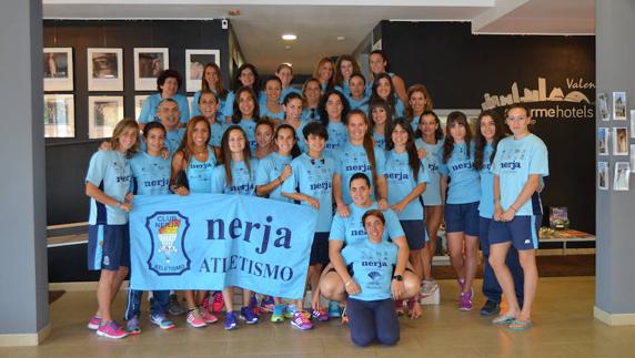 El equipo femenino del Cueva de Nerja-UMA psa con su presidente, Enrique López Cuenca. 