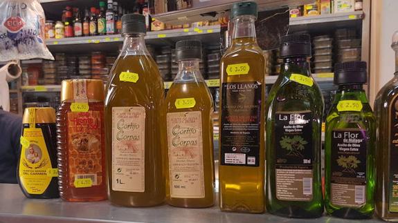 El aceite nuevo sale al mercado en Málaga con precios superiores a los cinco euros el kilo.