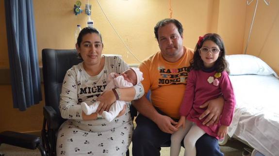 La pequeña Carlota, junto a su madre y el resto de su familia en el Hospital Comarcal. 