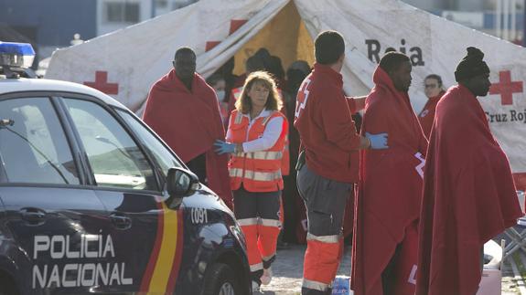 Miembros de Cruz Roja Málaga atienden a los inmigrantes.