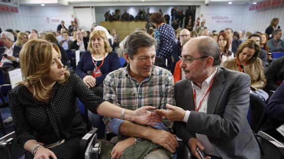 Susana Díaz con Javier Fernández y Javier Lambán (Aragón) en un comité federal del pasado año.