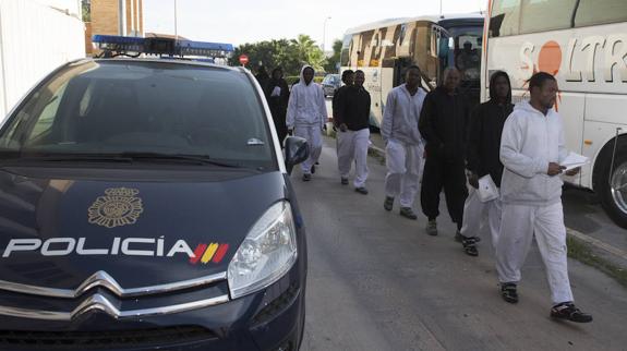 Interior deja en libertad por el colapso de los CIE a los 104 inmigrantes llegados en patera a Málaga en los últimos días