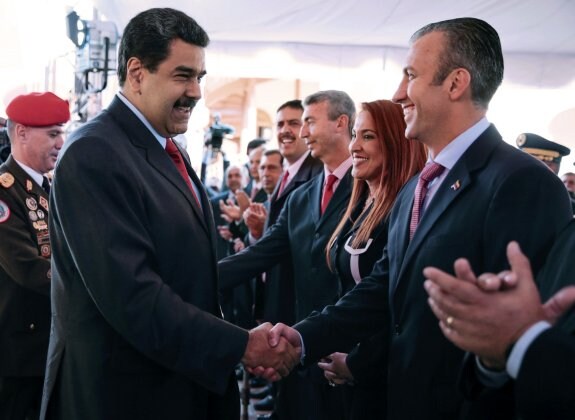 Maduro estrecha la mano de El-Aissami en la ceremonia de toma de posesión del nuevo Ejecutivo. :: AFP
