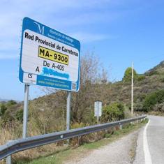 El cartel de la carretera MA-9300 indica que es una vía dependiente de la Diputación, a más de 90 kilómetros de la capital.