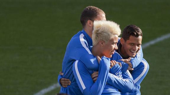 Los jugadores malaguistas, en un ejercicio en el entrenamiento de ayer en el Anexo.