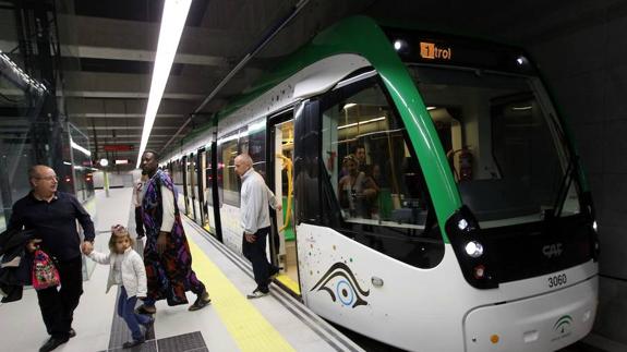 Un grupo de viajeros salen de un tren del metro de Málaga, en una imagen de archivo.