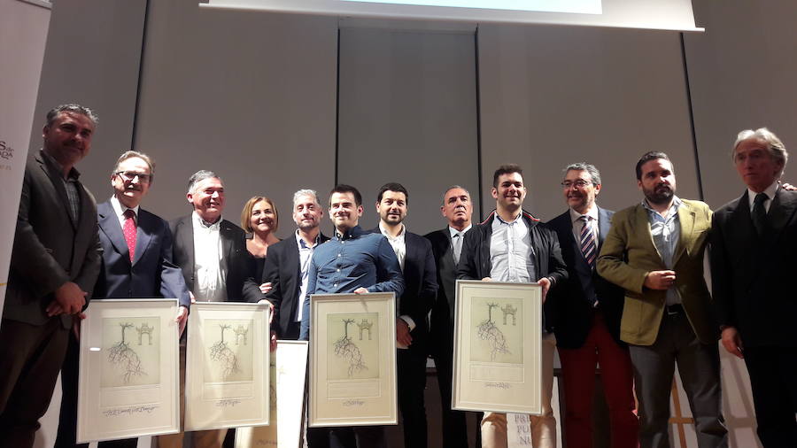 Los premiados posan con responsables del Consejo Regulador y de Sabor a Málaga. 