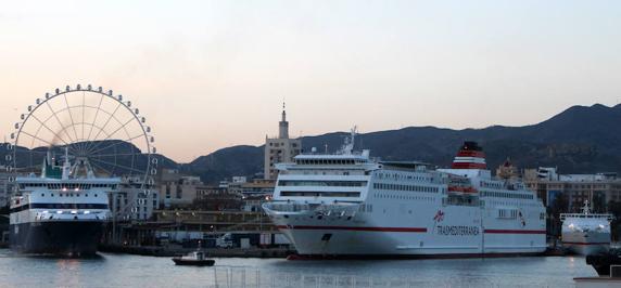 Buques ‘Nissos Chios’ de Balearia , y ‘Fortuny’ y ‘Almudaina Dos’ de Trasmeditteránea en el Puerto de Málaga